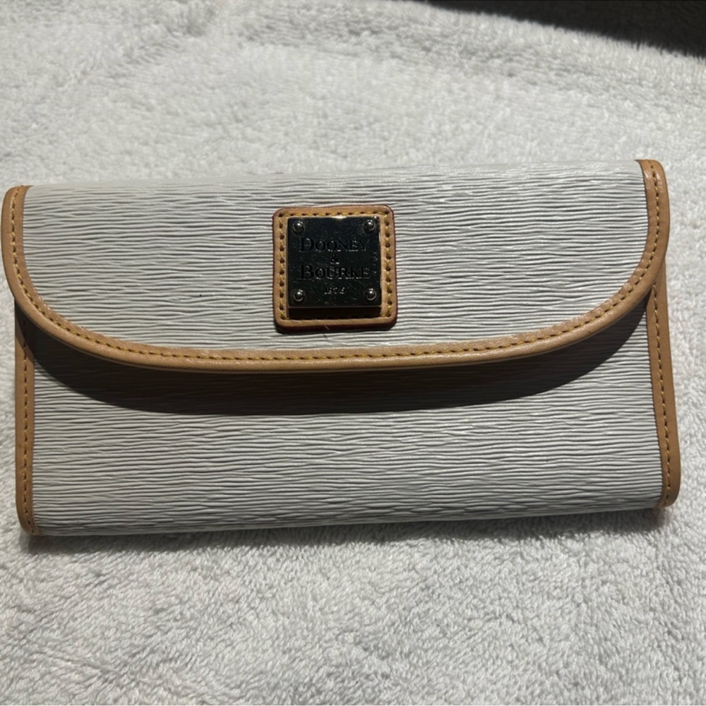 NWOT 🔥🔥Dooney & Bourke Clutch Wallet Epi Leather